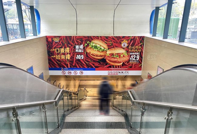 成都地鐵站出入口扶梯正對(duì)梯楣廣告投放，成都地鐵廣告價(jià)格