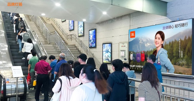 北京地鐵國貿(mào)站扶梯兩側(cè)廣告投放，北京地鐵出入口廣告價格