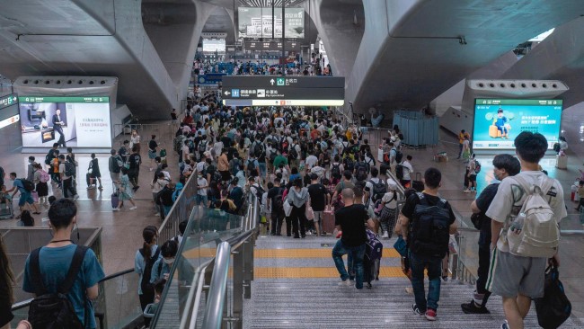 廣州南站出站通道燈箱廣告投放，廣州南高鐵站大屏廣告價格