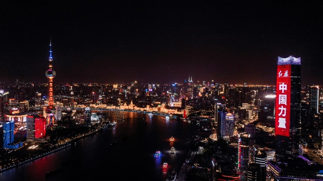 上海外灘地標(biāo)白玉蘭樓體戶外LED廣告投放，上海燈光秀廣告價(jià)格