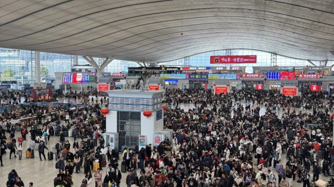 深圳北站候車大廳檢票口上方LED，深圳北高鐵大屏廣告價格