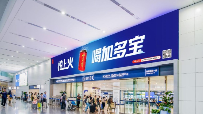 青島膠東機(jī)場(chǎng)到達(dá)出口上方LED廣告投放，青島機(jī)場(chǎng)大屏廣告價(jià)格