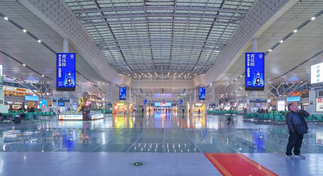 長(zhǎng)沙南高鐵站候車大廳中央立柱LED廣告，長(zhǎng)沙南站大屏廣告價(jià)格
