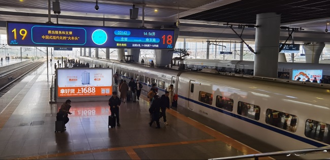 杭州東高鐵站臺燈箱廣告投放，杭州東站大屏廣告價(jià)格