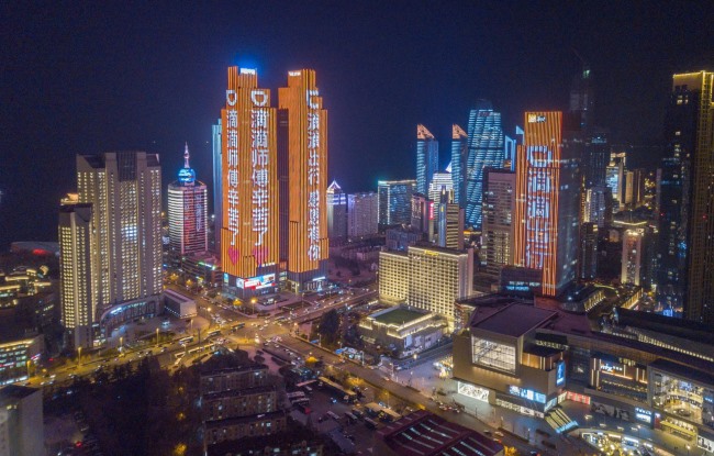 青島五四廣場(chǎng)樓體燈光秀廣告投放，青島地標(biāo)雙子座大屏廣告價(jià)格