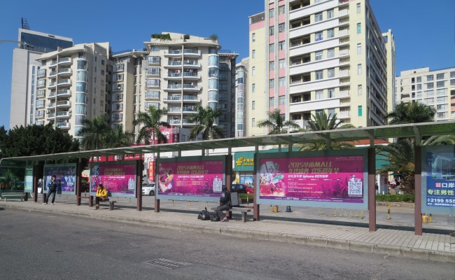 東莞公交車(chē)身廣告和候車(chē)亭廣告有什么不同？怎么選擇公交廣告投放更具有性?xún)r(jià)比？哪家公司可以發(fā)布公交廣告？