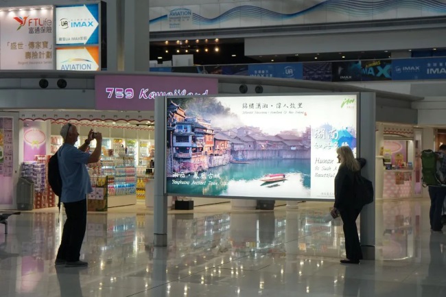 香港機場廣告有哪些形式？預算100萬左右怎樣投放效果更好？第一戶外傳媒代理發(fā)布香港機場廣告是否值得信賴？