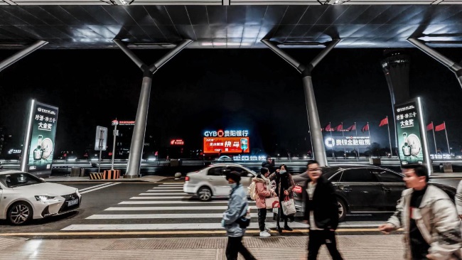 詳細(xì)介紹一下貴陽(yáng)龍洞堡機(jī)場(chǎng)媒體位置，并說(shuō)明第一戶外傳媒代理哪些廣告位？