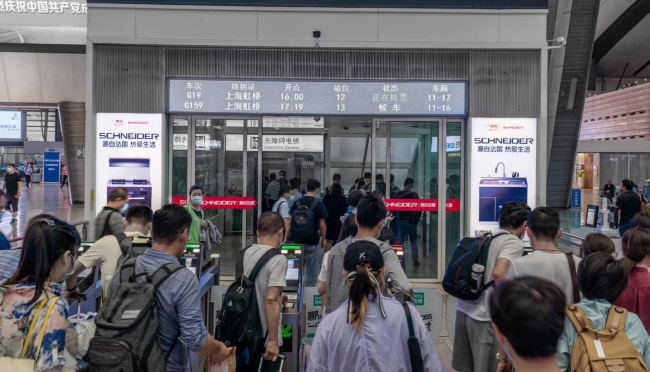 北京南高鐵站檢票口玻璃門(mén)貼墻貼廣告投放，北京南站廣告價(jià)格