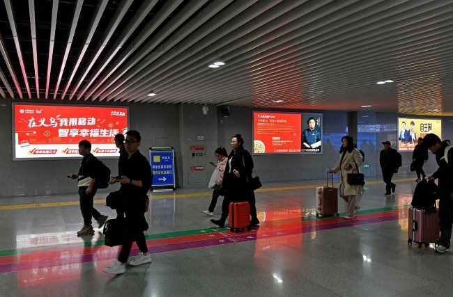 義烏火車站出站通道燈箱廣告投放，義烏站高鐵廣告價格