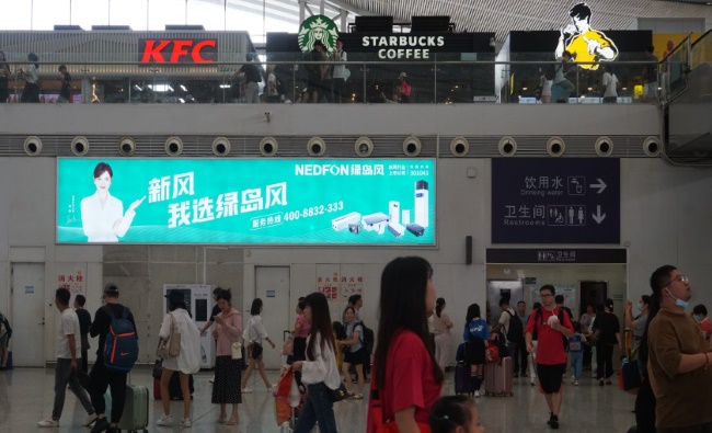 深圳北高鐵站候車大廳檢票口兩側(cè)墻面燈箱廣告投放價格