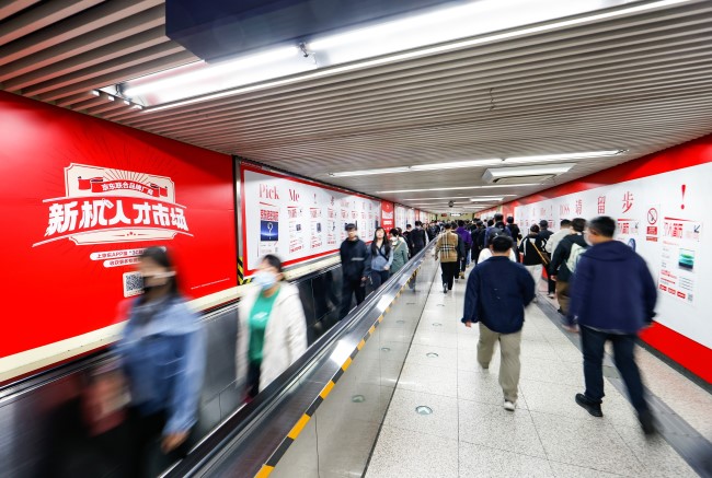 北京東單地鐵站換乘通道墻貼廣告投放，北京地鐵大屏廣告價格