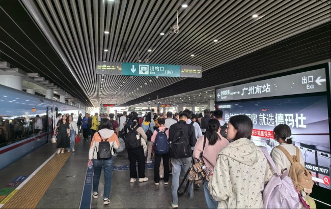 廣州南站高鐵站臺(tái)燈箱廣告投放，廣州南站大屏廣告價(jià)格