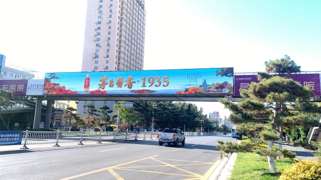 濟(jì)寧主干道天橋雙面LED廣告投放，濟(jì)寧路面上方大屏廣告價(jià)格