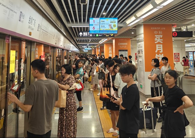 南寧地鐵金湖廣場(chǎng)站候車(chē)區(qū)包柱廣告投放，南寧地鐵廣告價(jià)格