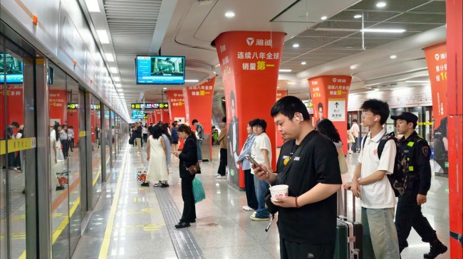 鄭州二七廣場(chǎng)站地鐵站臺(tái)包柱廣告投放，鄭州地鐵廣告價(jià)格