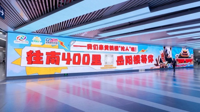 武漢街道口地鐵站換乘墻面LED廣告，武漢地鐵通道大屏廣告價(jià)格