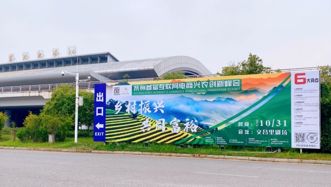 南昌機(jī)場(chǎng)戶外出入口戶外大牌廣告投放，南昌機(jī)場(chǎng)停車(chē)場(chǎng)大牌廣告