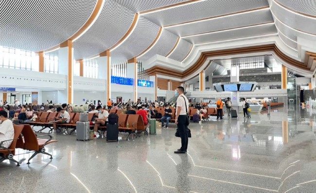 潮汕站候車(chē)廳檢票口上方燈箱廣告，潮汕高鐵站大屏廣告價(jià)格