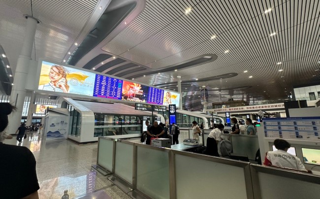 成都東高鐵站候車區(qū)安檢口上方LED廣告，成都東站大屏廣告投放