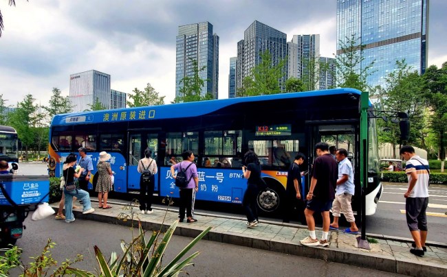 成都公交車身全包車廣告投放，成都公交車巴士外車貼廣告價格
