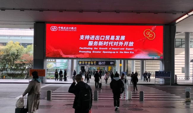 西安咸陽機(jī)場(chǎng)到達(dá)出口門廊上方LED廣告投放，西安機(jī)場(chǎng)大屏廣告