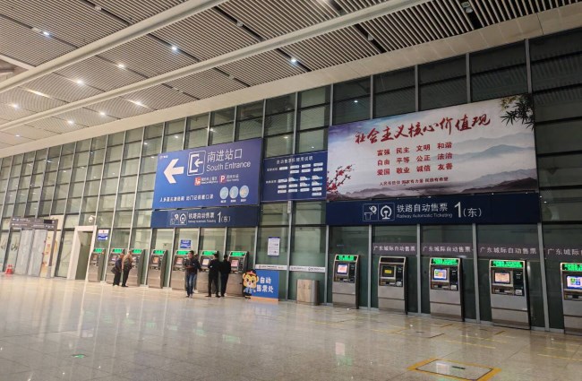 佛山西高鐵站外售票機(jī)上方燈箱廣告投放，佛山西站大屏廣告價格