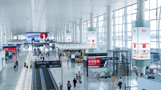 廣州機場候機廳包柱燈箱廣告投放，廣州白云機場出發(fā)到達廣告