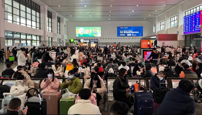 普寧高鐵站候車大廳燈箱廣告投放，普寧站進(jìn)出站通道廣告價格