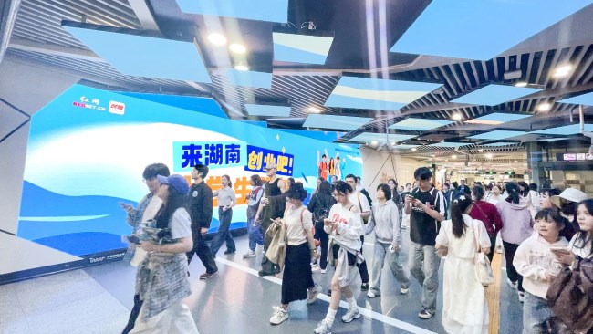 長沙地鐵湖南大學(xué)站LED廣告投放，長沙地鐵站廳大屏廣告價格