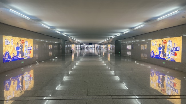 汕尾高鐵站進出站通道兩側墻面燈箱廣告投放，汕尾站大屏廣告