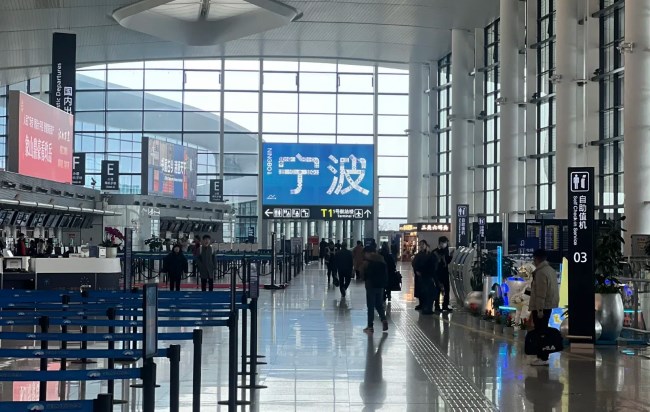 寧波櫟社機場到出發(fā)辦票大廳高空燈箱廣告，寧波機場大屏廣告