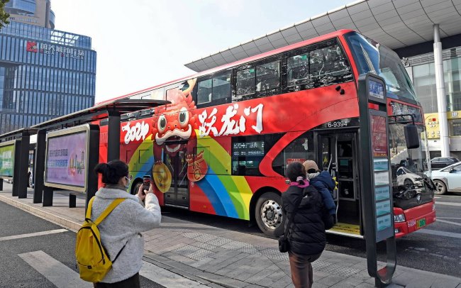 地鐵廣告與公交廣告有什么區(qū)別，當品牌需要宣傳推廣時，怎么選擇效果更好？