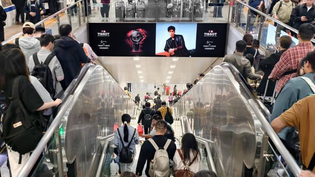 上海虹橋站高鐵站臺(tái)出站扶梯上方燈箱廣告投放，上海高鐵站廣告