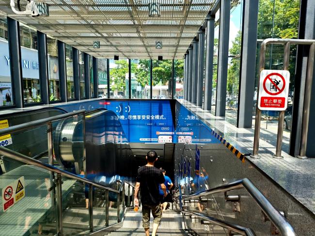 深圳地鐵站棚出入口扶梯看板大牌廣告投放，深圳地鐵廣告價(jià)格