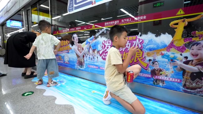 重慶地鐵沙坪壩站屏蔽門(mén)貼廣告投放，重慶地鐵燈箱廣告價(jià)格