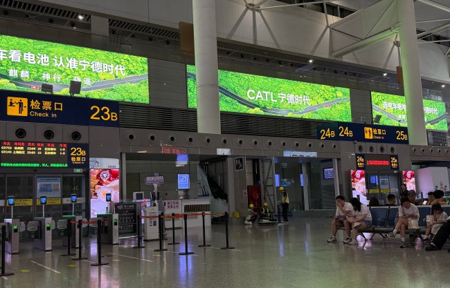 上海虹橋站候車(chē)大廳檢票口上方燈箱廣告，上海虹橋高鐵站廣告