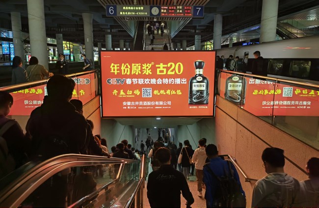 南昌西高鐵站臺出站扶梯上方燈箱廣告，南昌西高鐵站廣告投放