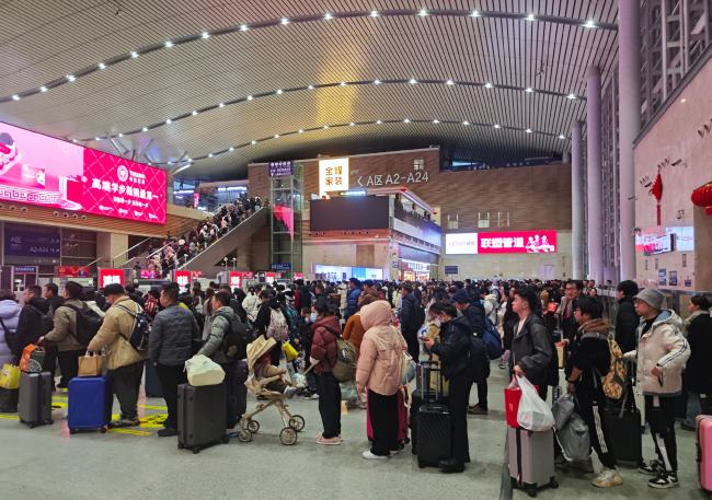 長沙南高鐵站東西廣場進站大廳兩側LED，長沙南站大屏廣告價格