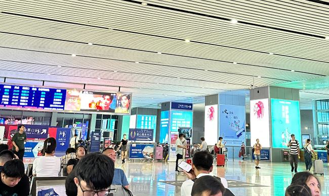 深圳坪山高鐵站候車大廳柱面燈箱廣告投放，坪山站大屏廣告