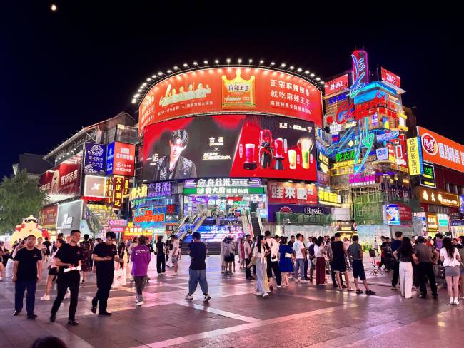 品牌廣告包含哪幾個(gè)因素？第一戶外傳媒的品牌廣告策略效果如何？