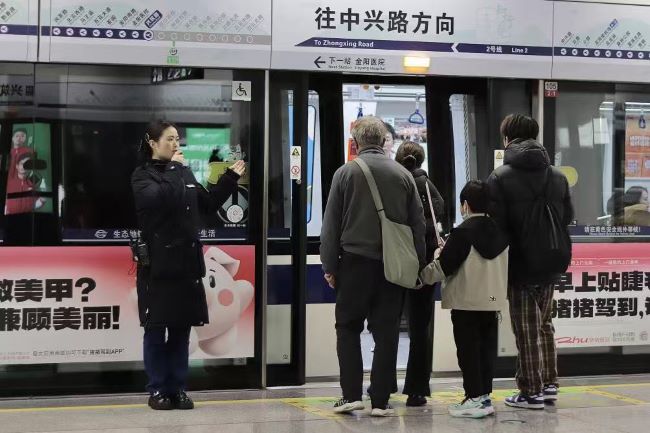 貴陽地鐵內(nèi)包車貼廣告投放案例，貴陽地鐵屏蔽門貼廣告價(jià)格