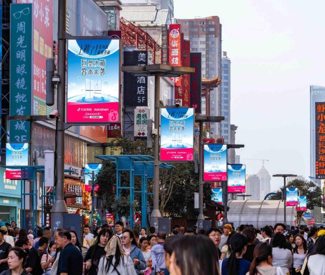 長(zhǎng)沙黃興路步行街聯(lián)排LED廣告投放，長(zhǎng)沙路燈桿LED大屏廣告