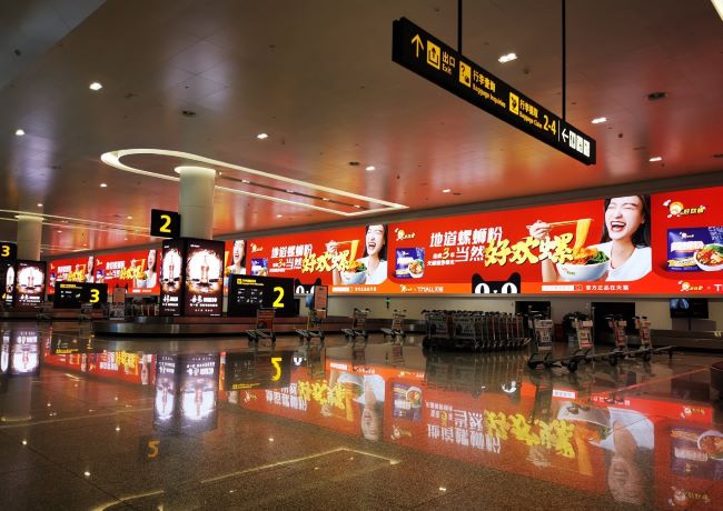 桂林兩江機(jī)場(chǎng)行李大廳墻面LED巨屏投放，桂林機(jī)場(chǎng)大屏廣告價(jià)格