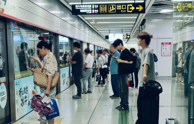 南寧地鐵站臺屏蔽門貼廣告投放，南寧地鐵玻璃貼廣告價(jià)格