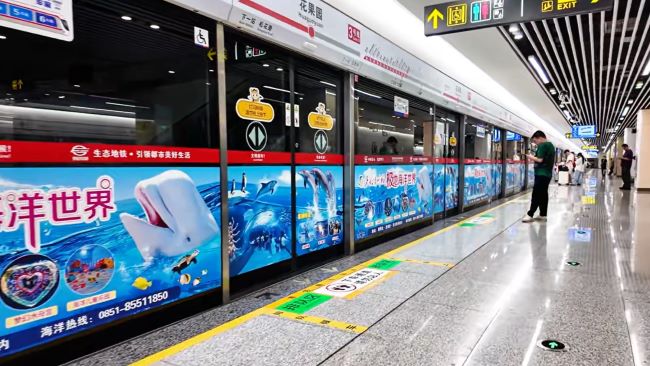 貴陽地鐵花果園站臺(tái)屏蔽門廣告投放，貴陽地鐵玻璃貼廣告價(jià)格
