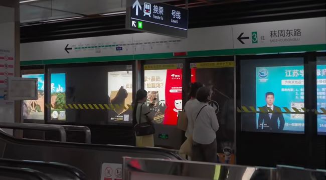 南京地鐵站臺軌行區(qū)燈箱廣告投放價格，南京地鐵大屏廣告案例