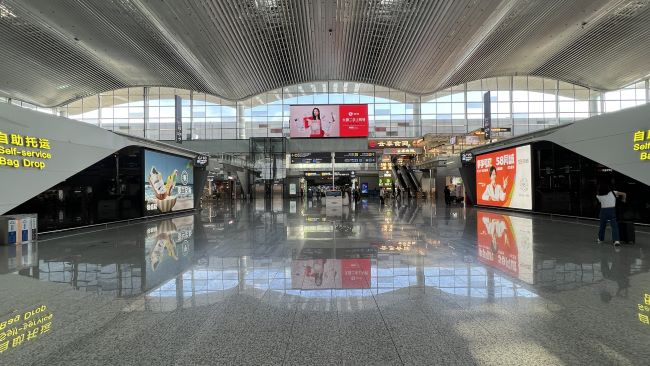 廣州機(jī)場出發(fā)大廳值機(jī)島兩側(cè)通道燈箱廣告投放，白云機(jī)場大屏