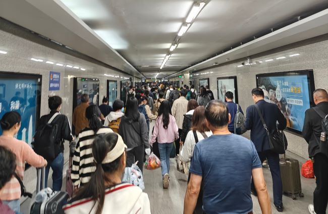 深圳東站高鐵出站通道墻面燈箱廣告投放，布吉火車(chē)站廣告價(jià)格