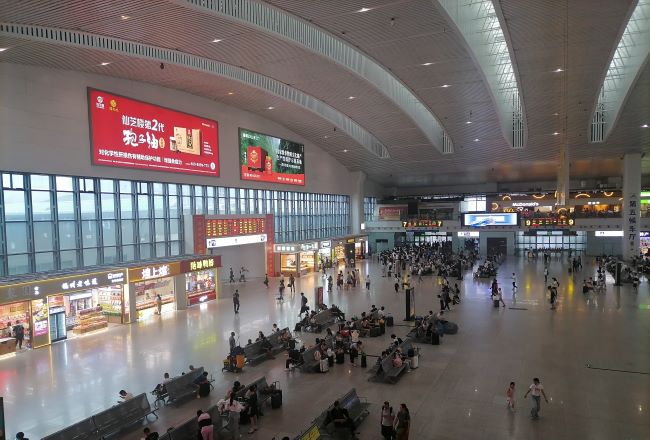 福州站廣告候車(chē)大廳上方站棚燈箱投放，福州火車(chē)站廣告案例